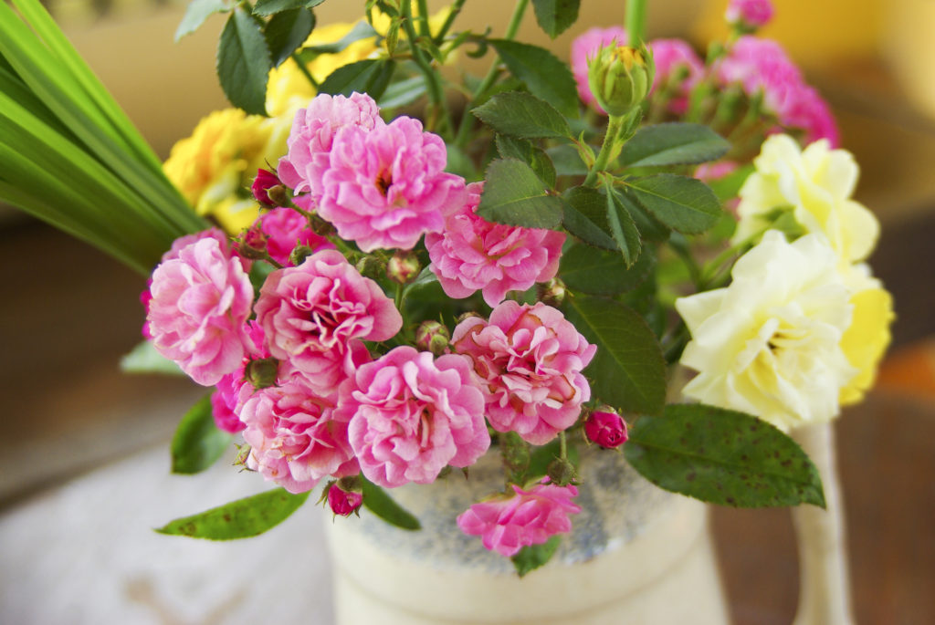 flowers bouquet on wood table rvrx 1gu3Mg