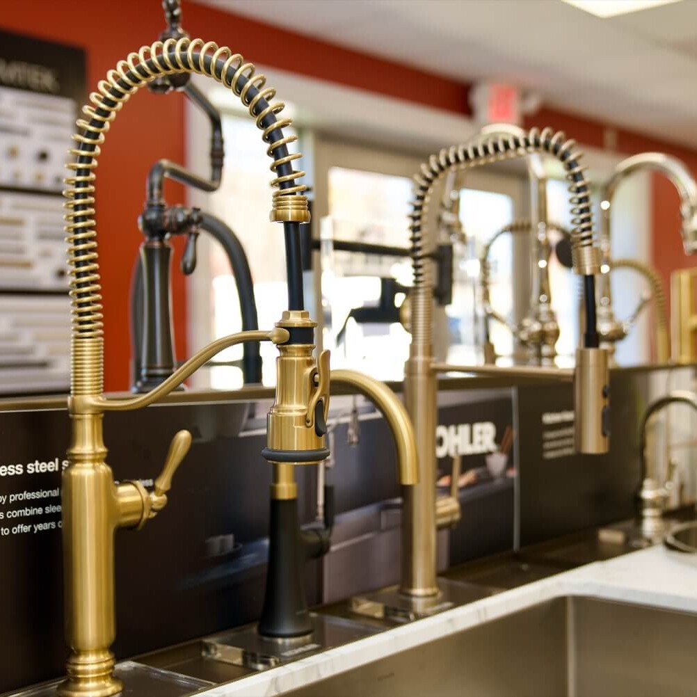 Kitchen sinks with spray nozzles